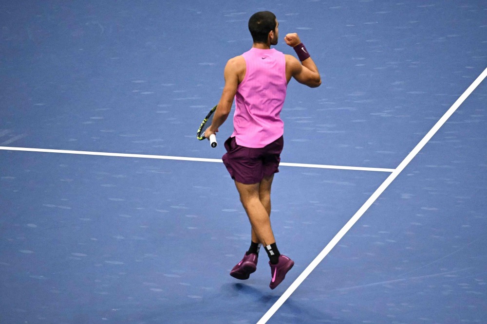 西班牙网球队绝杀德国网球队，阿尔卡拉斯统治全场